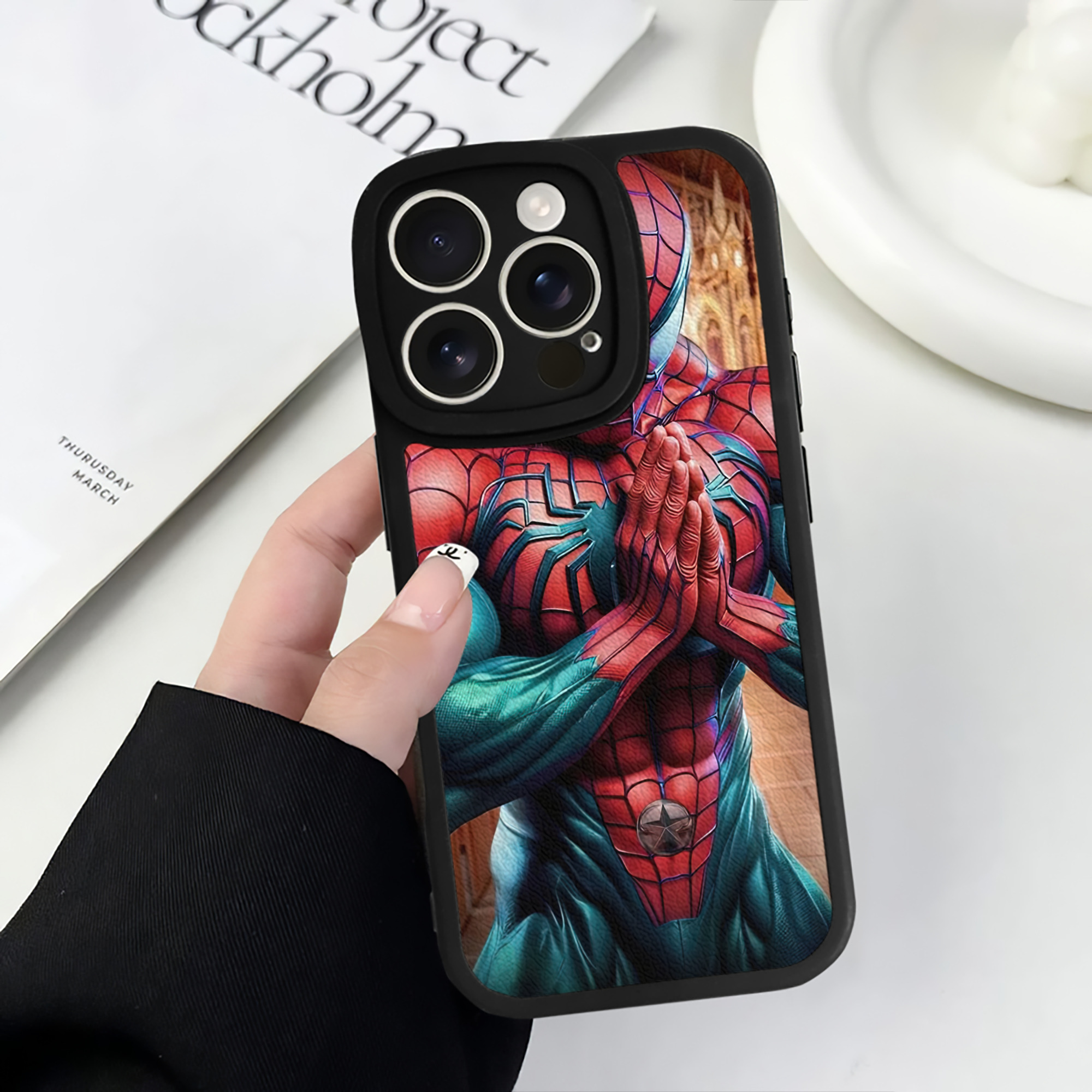 Spider Man スパイダーマン 【iPhone 16シリーズ対応】シリコンスマホケース（レザー調） 材質：シリコン